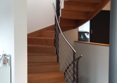 Escaliers en bois avec rampe en métal