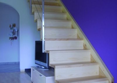 Escalier en bois clair avec rampe en métal