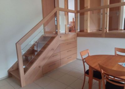 Escalier en bois avec rampe en bois-verre et tiroirs