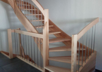 Escaliers en bois clairs